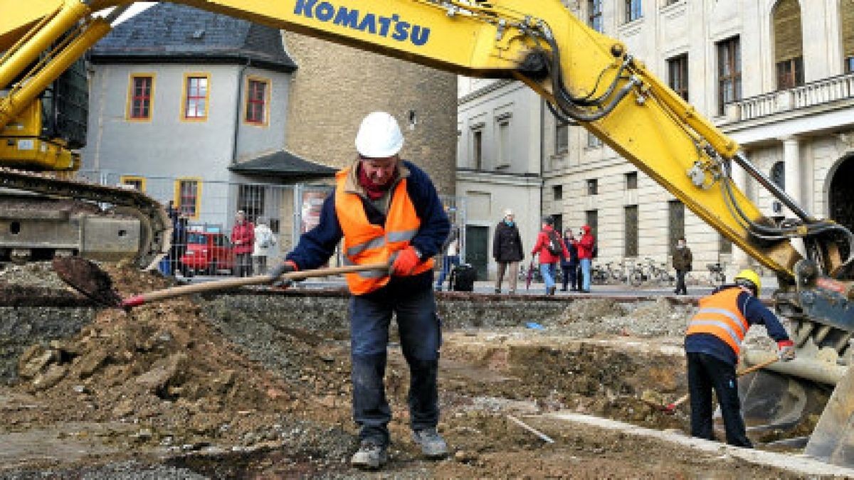 Das Landesamt für Denkmalpflege und Archäologie gräbt derzeit vor dem Weimarer Schloss nach Fundamenten der Vorgängerbauten. An dieser Stelle ist das Tiefenmagazin für die grafischen Sammlungen geplant. Foto: Hannsjörg Schumann