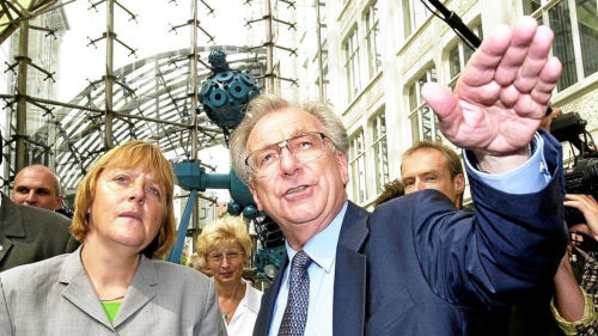 Hier die damalige CDU-Chefin Angela Merkel 2001 im Gespräch mit Jenoptik-Chef Lothar Späth beim Rundgang durch die Goethe-Galerie und über den Carl-Zeiss-Platz.