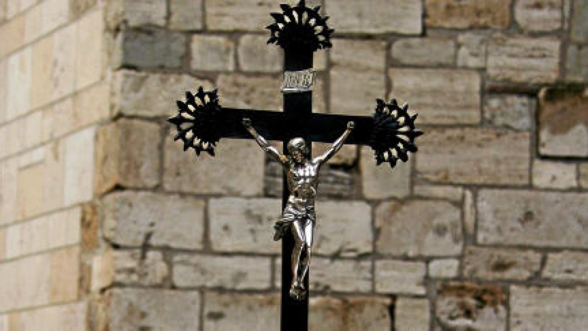 Bei dem Nikolai-Kreuz handelt es sich um ein Kruzifix, bei dem die silberfarbene Jesusfigur an einem schwarzen Metallkreuz angebracht ist, das von einem verzierten vierfüßigen Sockel getragen wird. Foto: Polizei