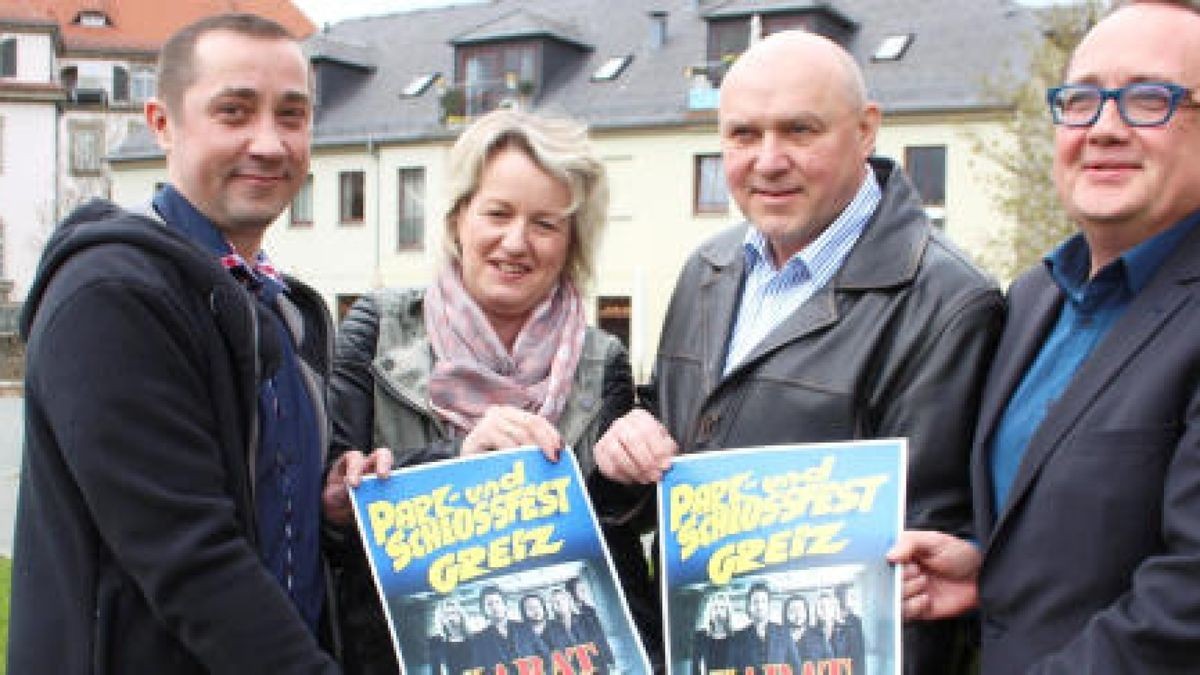 Thomas Jahn, Kathi Golle, Frank Böttger und Michael Czerwenka (von links) mit dem Plakat zum Park- und Schlossfest in Greiz. Foto: Katja Grieser