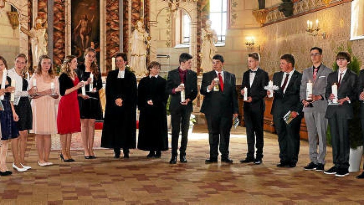 Konfirmation feierten: Bastian Stecklum aus Gangloffsömmern, Ariane Klötzke, Jonas Jacob, Elisabeth Peter, Juliane Kastius, und Sarah Pohl alle aus Greußen, Tom Stock und Tim Schneider aus Grüningen, Maximilian Haupt aus Holzengel, Sophie Hoffmann aus Niedertopfstedt, Lukas Lutter aus Obertopfstedt, Niclas Montag und Ilias Kunze aus Rohnstedt und Annalena Martin sowie Alina Schäfer aus Trebra. Foto: Peter Gerogi