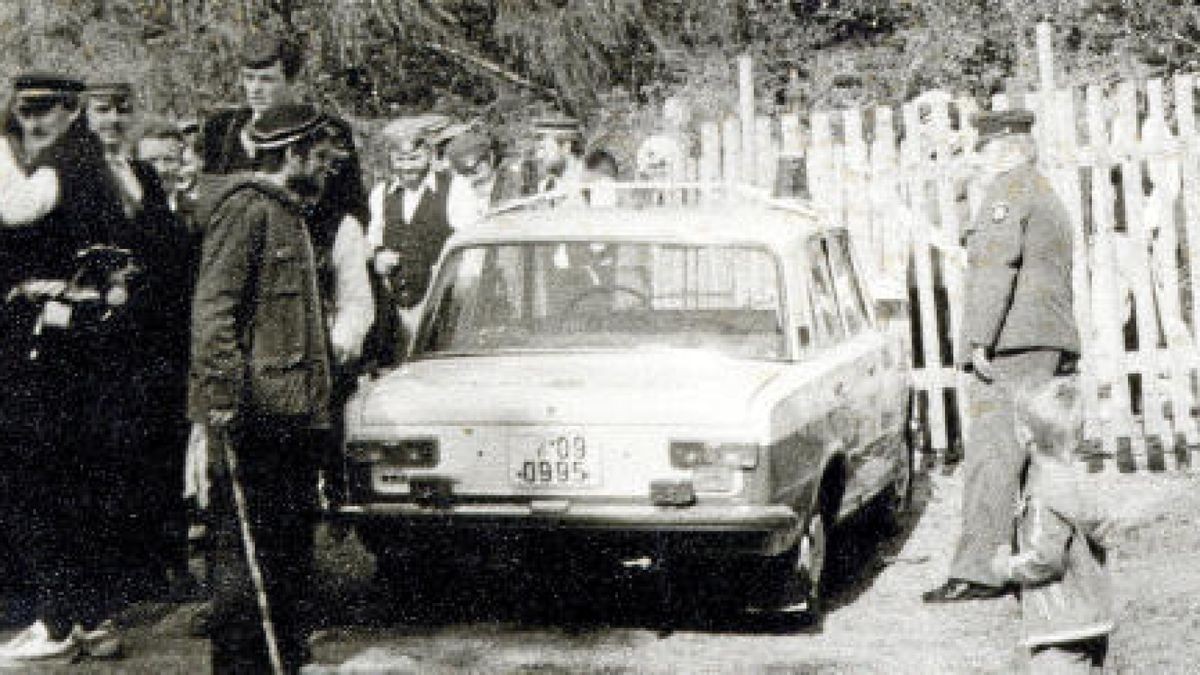 Die Polizei beendet im Herbst 1987 die Führung des Bauleiters für Mitglieder vier studentischer Verbindungen am Burschenschaftsdenkmal, das damals nicht offiziell zugänglich war. Foto: privat