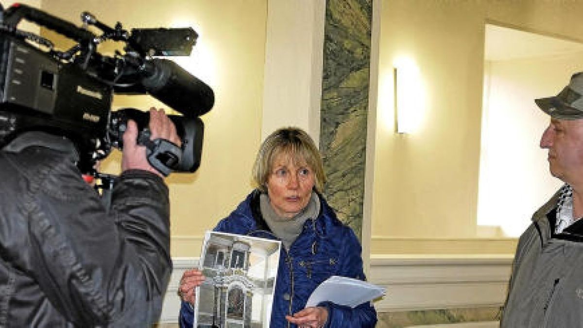 Anita Rudolph vom Bauamt Waltershausen erklärt vor einigen Monaten Lothar Mixdorf, einem interessierten Besucher aus dem Harz, die Sanierung. Die Kamera filmt das für den MDR. Foto: Ute Rang