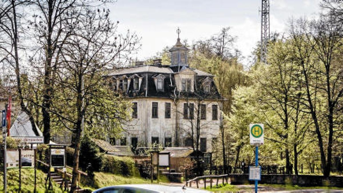 Seit Jahrzehnten verfällt das Schlösschen, das direkt neben der B 19 am Rennsteig steht. Gibt es nun wirklich Rettung? Foto: Sascha Willms