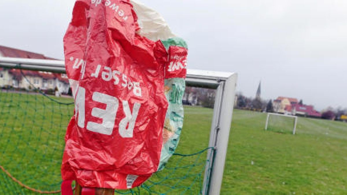 Wo jetzt noch Fußball gespielt wird, sollen künftig zwei Einkaufsmärkte gebaut werden können. Dafür schafft die Stadt mit dem Bebauungsplan Nahversorgungs- und Mischgebiet Mühlhäuser Straße die Voraussetzungen. Foto: Eckhard Jüngel/Archiv