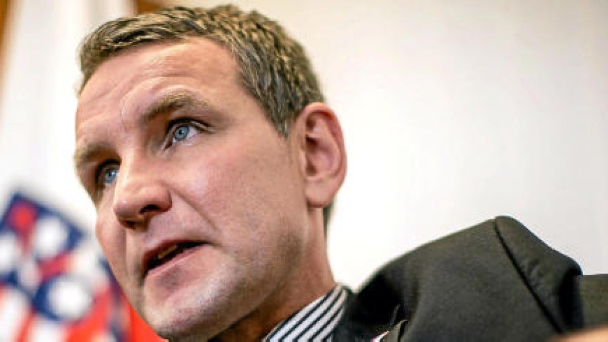 Der Landes- und Fraktionsvorsitzende der Thüringer AfD, Björn Höcke, geht juristisch gegen Regierungschef Bodo Ramelow (Linke) vor.) Archivfoto: Michael Kappeler/dpa