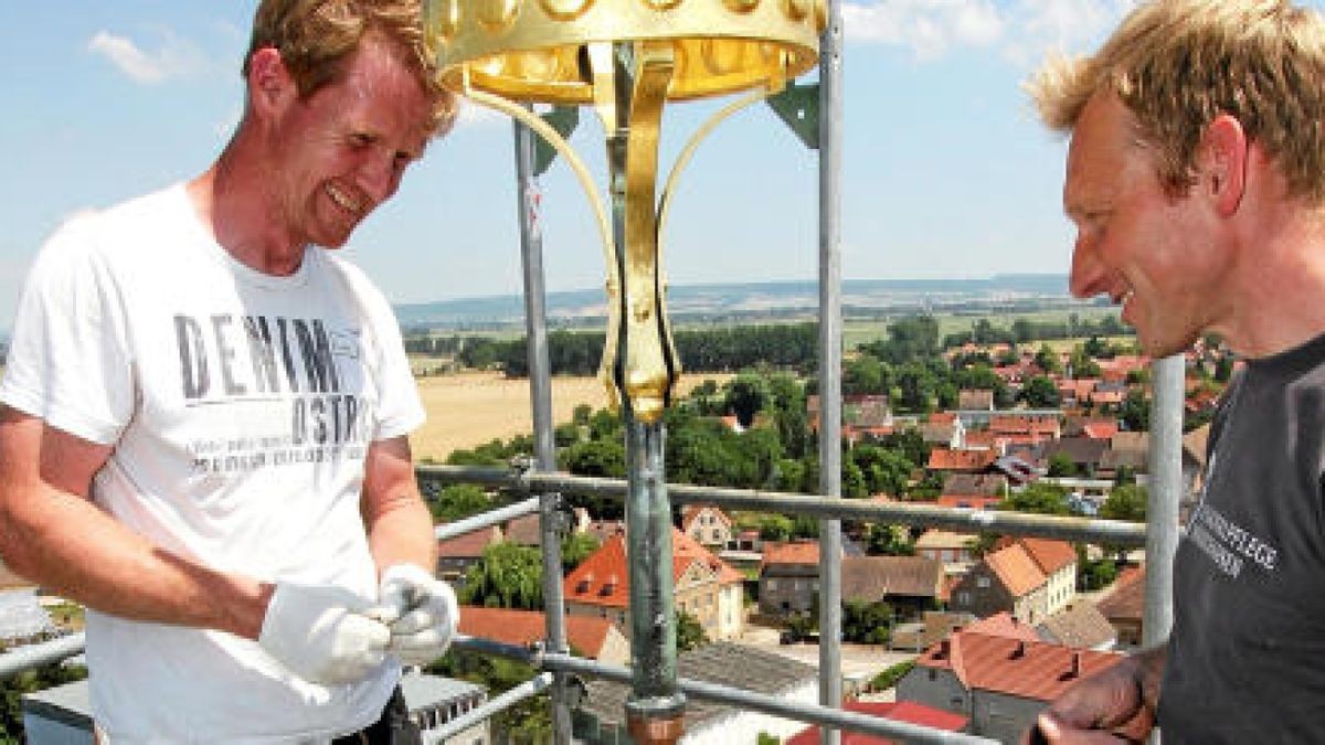 Matthias Köthe (l.) und Andreas Degenhardt von der Denkmalpflege Mühlhausen setzten dem Turm die Krone auf. Foto: Wilhelm Slodczyk