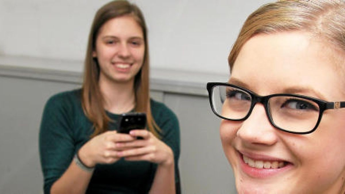 Nadja (vorn) und Pauline nutzen ihre Mobiltelefone vor allem für soziale Medien. Foto: Christian Werner