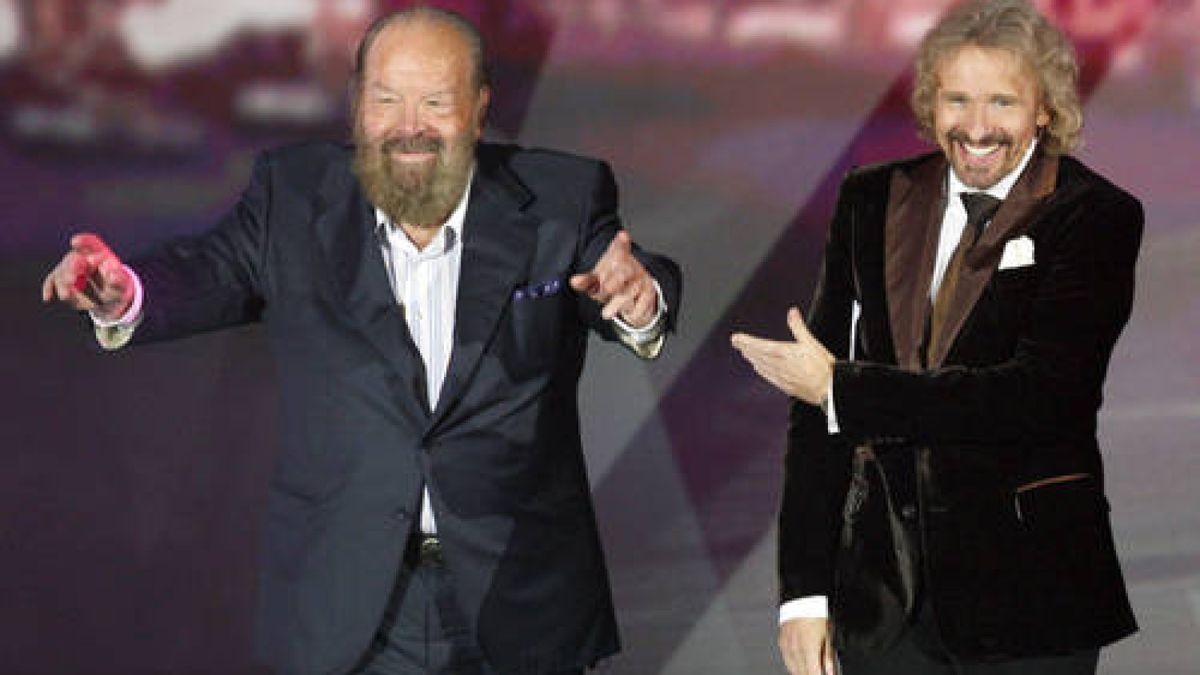 Schauspieler Bud Spencer und der Moderator Thomas Gottschalk 2008 in Stuttgart. Foto: Marijan Murat/dpa