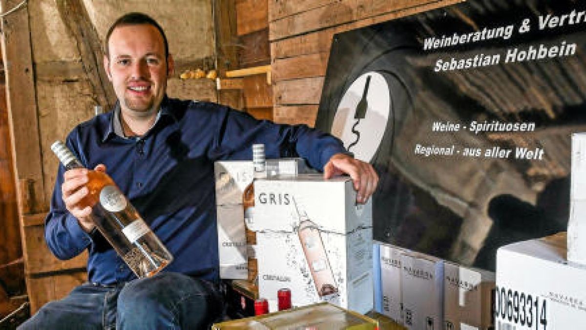 Sebastian Hohbein in seinem kleinen Weinlager in Holzthaleben. Der Thüringer handelt mit rund 4000 Sorten Weine und Spirituosen. Foto: Dirk Bernkopf