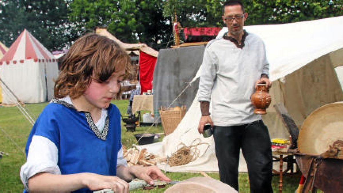 Der elfjährige Paul Wippich aus Neuhaus am Rennweg schleift die Axt, wie anno dazumal. 14 Lagergruppen und 36 Händler beteiligten sich am Mittelalterfest – so viel wie noch nie. Foto: Wieland Fischer