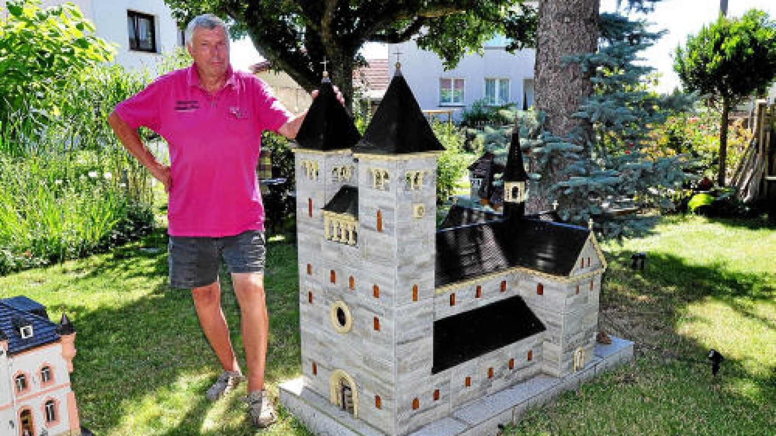 Wolfgang Loos zeigt seine Modelle von Gebäuden aus Thüringen