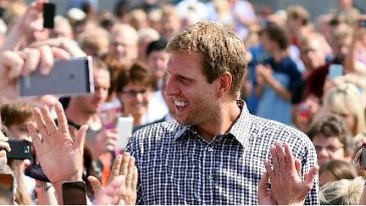 Dirk Nowitzki wird von den Bauerfeind-Mitarbeitern in Zeulenroda begrüßt. Foto: Tino Zippel