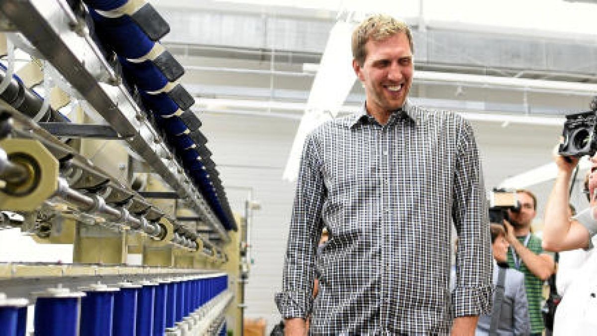 Dirk Nowitzki mit Vorstandschef Hans B. Bauerfeind in der Umwinderei, wo der Strickgummi hergestellt wird. Foto: Tino Zippel