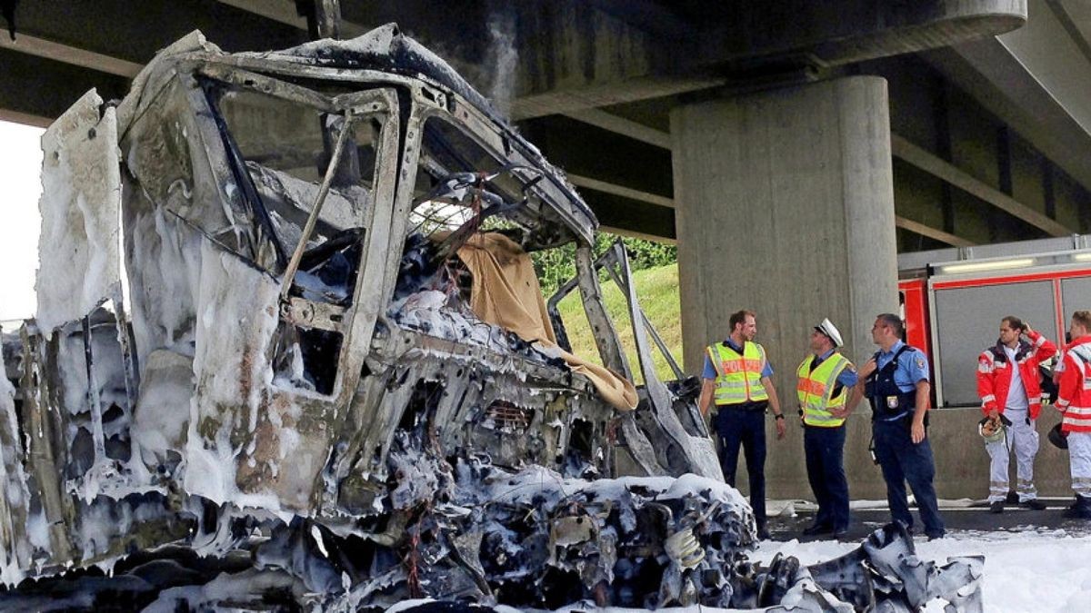 Der LKW ist nach dem Brand vollständig ausgebrannt. Insgesamt entstand ein Schaden von 200.000 Euro. Symbolfoto: Jürgen Mahnke/dpa