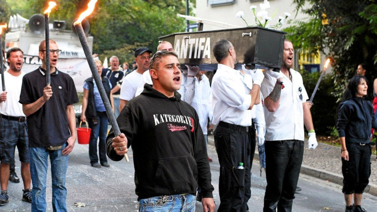 Thügida-Fackelmarsch in Jena: Marschiert wird mit einem Antifa-Sarg und Fackeln. Foto: Tino Zippel