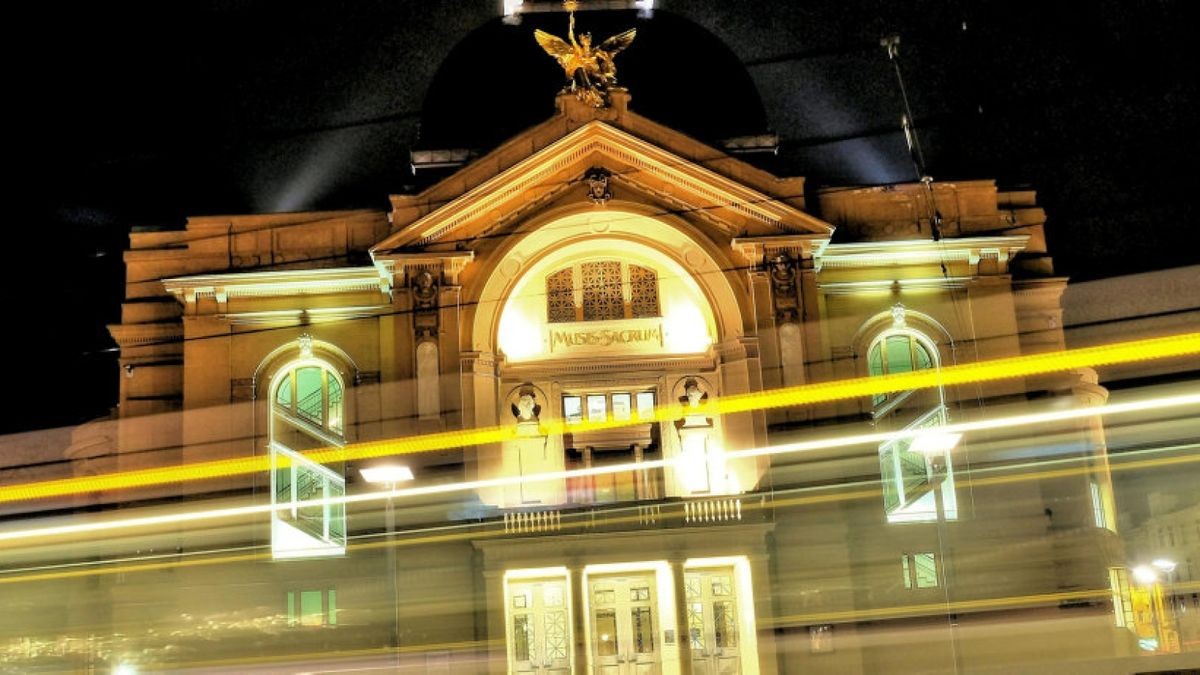 Das Theater Gera im Nachtglanz mit vorbeifahrender Straßenbahn. Leserfoto: Bernd Krekel