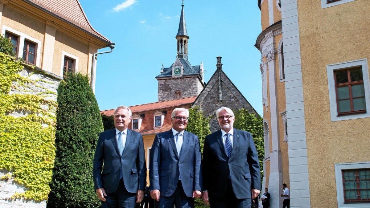 Die Außenminister aus Deutschland, Frankreich und Polen, Frank-Walter Steinmeier (Mitte, SPD), Jean-Marc Ayrault und Witold Waszczykowski vor Schloss Ettersburg. Foto: Sascha Fromm