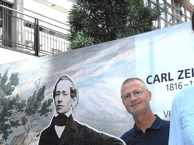 Visionär Carl Zeiß begrüßt seine Gäste