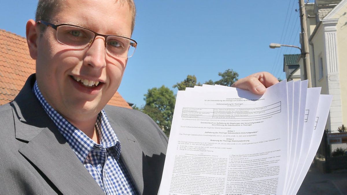 Michael Täubert (CDU) mit einem der Formulare der Unterschriftensammlung gegen die Gebietsreform. Foto: Tobias Schubert