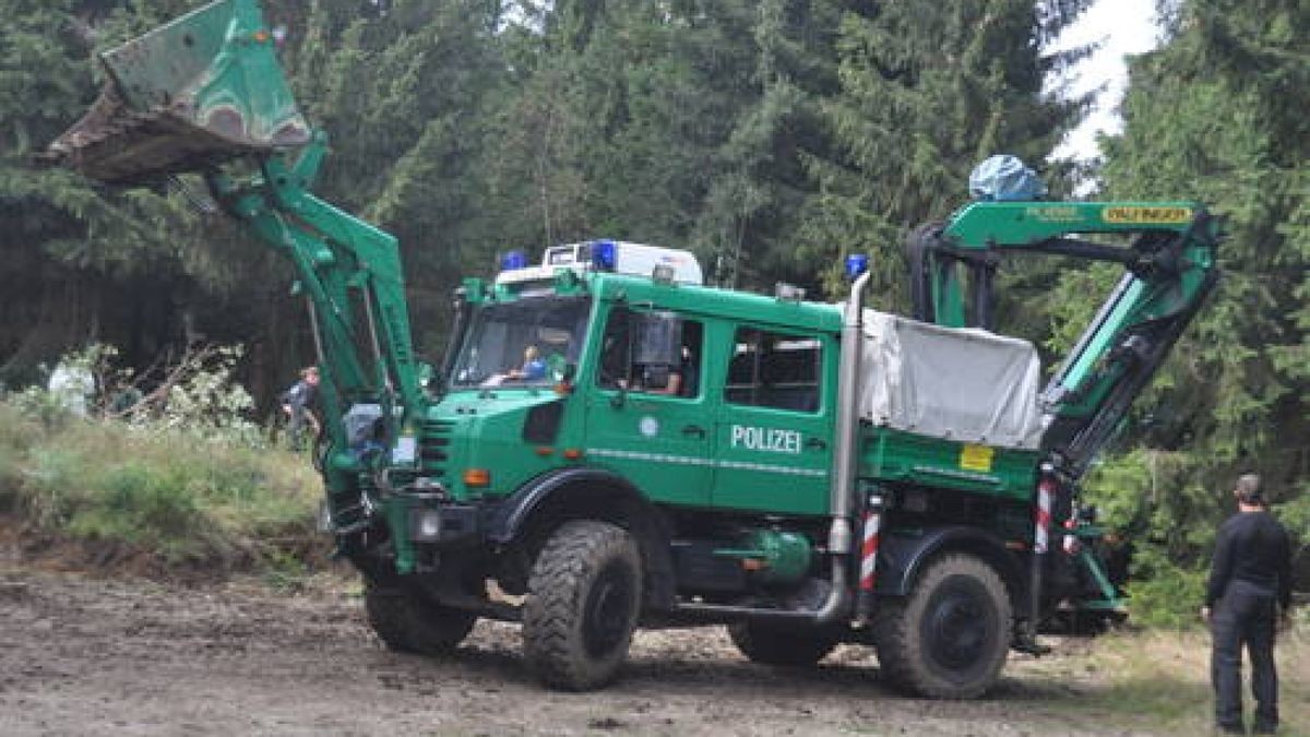 Mit schwerer Technik ist die Bayerische Polizei am Montag erneut am Fundort der Leiche eines seit 2001 vermissten Mädchens aus Lichtenberg im Einsatz.  Foto: Peter Hagen