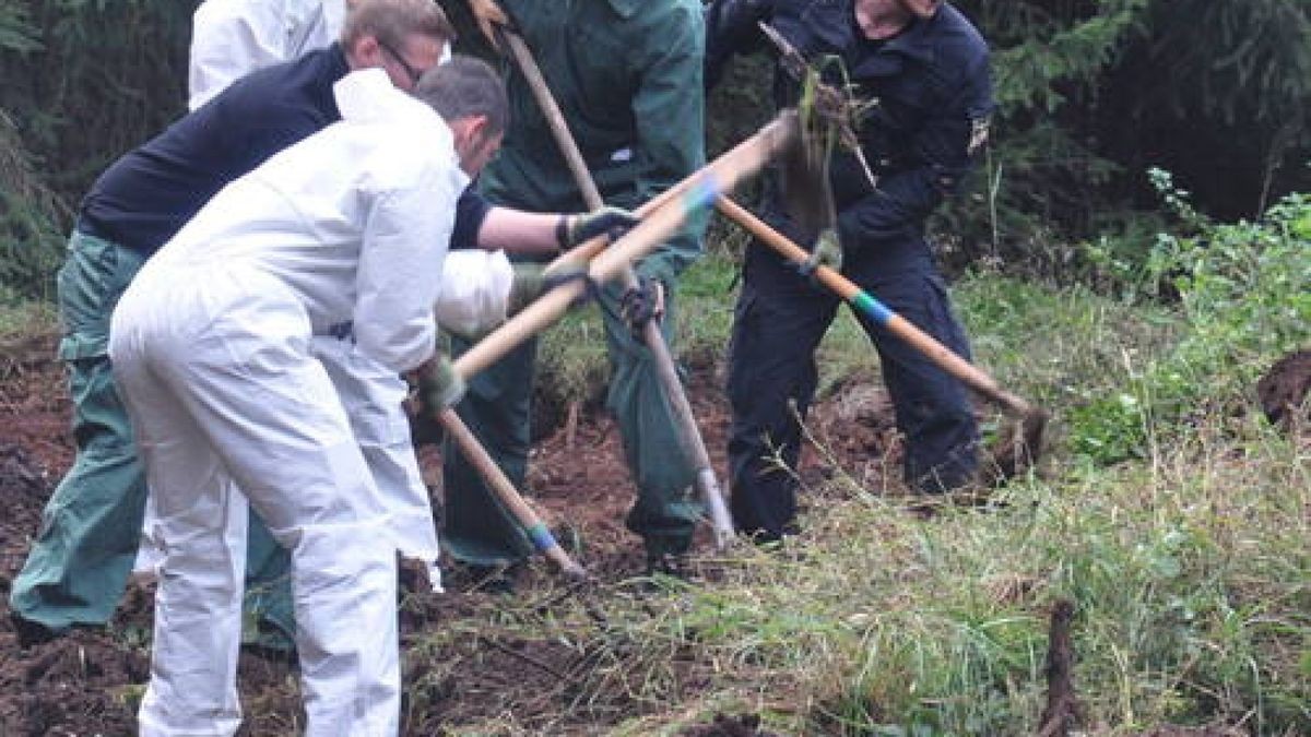 Bereitschaftspolizisten und Ermittler suchen nach weiteren möglichen Skelett-Teilen des Mädchens sowie möglichen Gegenständen, die das Kind beim Verschwinden am 7. Mai 2001 bei sich hatte.  Foto: Peter Hagen