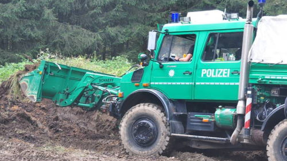 Insbesondere wird ein Ablageort für Waldarbeiten näher untersucht.  Foto: Peter Hagen