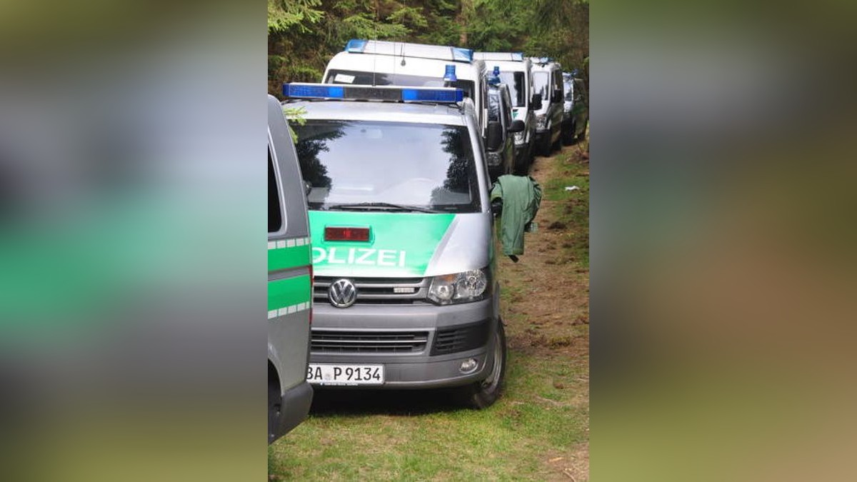 Etwa 50 Einsatzkräfte der Polizei aus Bayern sind zunächst an diesem Montag nochmals bei den langfristig geplanten Suchmaßnahmen im Einsatz.  Foto: Peter Hagen