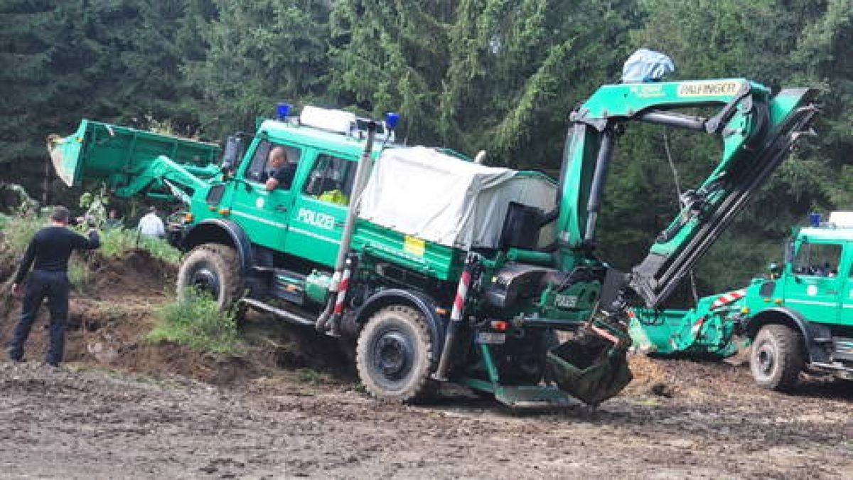 Mit schwerer Technik wird über die Jahre aufgeschütteter Waldboden abgetragen und das Erdreich nach möglichen Skelett-Teilen durchsucht.  Foto: Peter Hagen