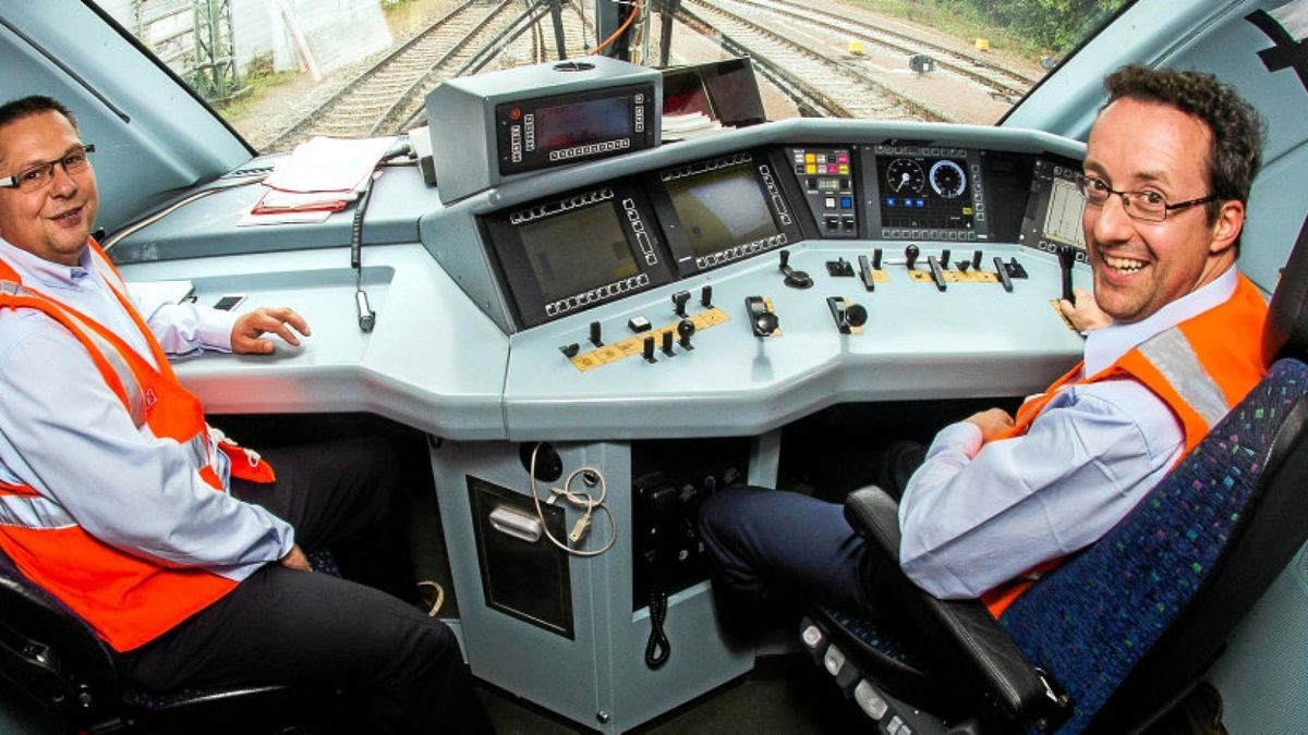 Versuchslokführer Karsten Specht und Stefan Sroka (rechts) testen ab heute mit ihrem 13.000 PS-Messzug die ICE-Neubaustrecke bis nach Bayern. Foto: Sascha Fromm