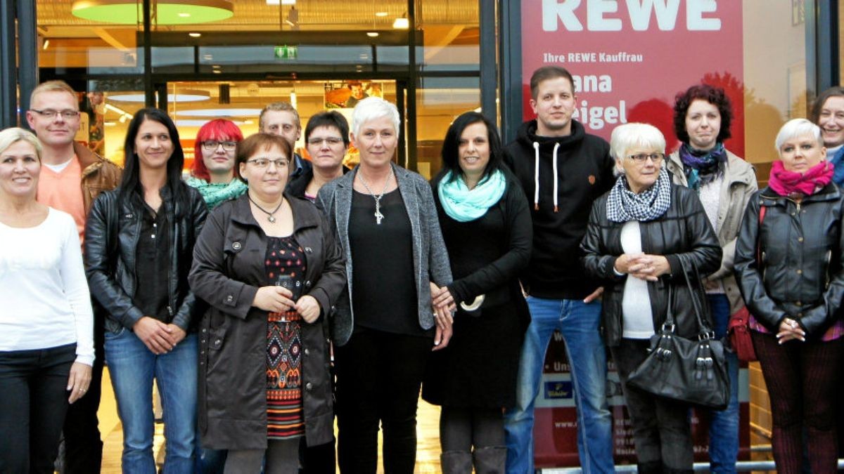 Das Team um Marktchefin Diana Weigel (9. von rechts). Foto: privat