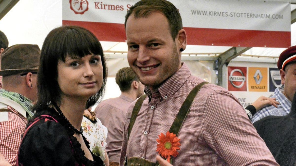 Isabelle Büchner und Sebastian Walter tanzen zum Frühschoppen in Stotternheim. Foto: Holger Wetzel