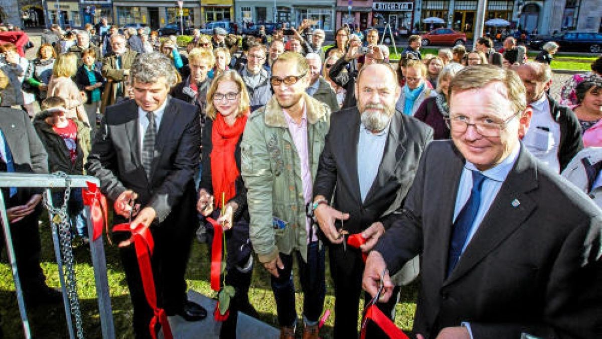 Eröffnung des Kunstprojekts In Bed with Martin Luther auf dem Karlplatz in Eisenach. Foto: Sascha Fromm