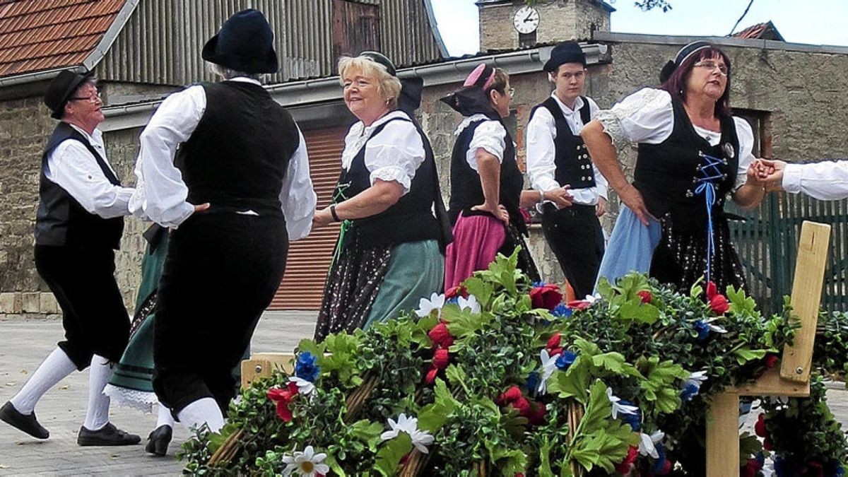 Tanz in Tunzenhausen: Die Trachtengruppe des Heimatvereins Wenigensömmern weihte den neuen Platz mit alten Bräuchen ein. Später spielte die „Sömmer Swing Big Band“.