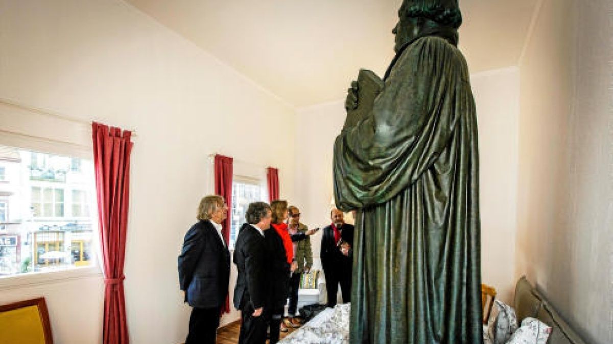 Eröffnung des Kunstprojekts In Bed with Martin Luther auf dem Karlplatz in Eisenach. Foto: Sascha Fromm