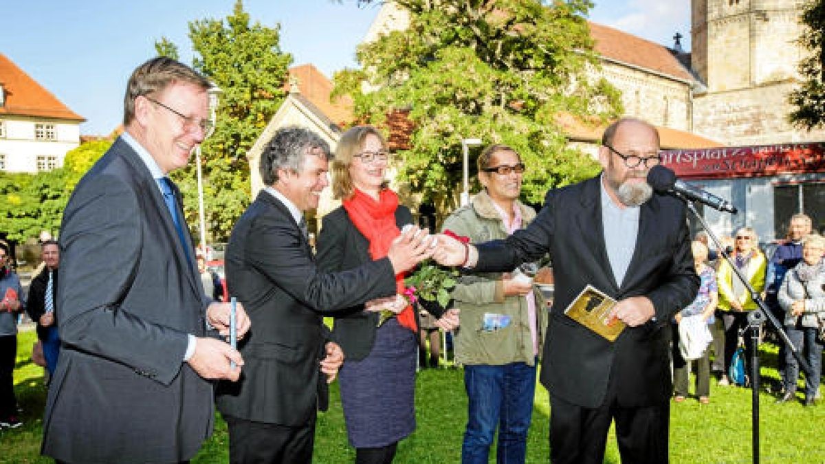 Eröffnung des Kunstprojekts In Bed with Martin Luther auf dem Karlplatz in Eisenach. Foto: Sascha Fromm