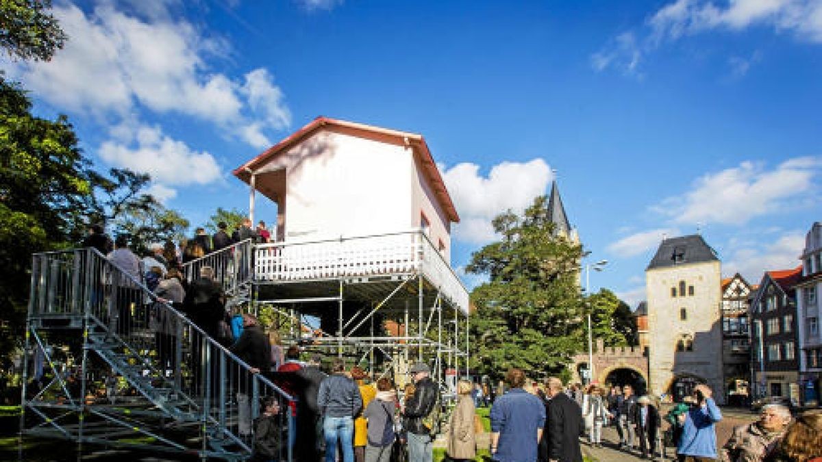 Eröffnung des Kunstprojekts In Bed with Martin Luther auf dem Karlplatz in Eisenach. Foto: Sascha Fromm