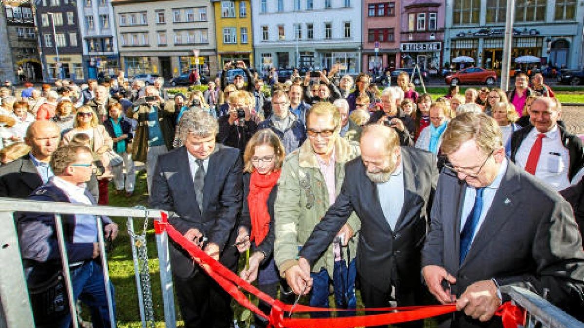 Eröffnung des Kunstprojekts In Bed with Martin Luther auf dem Karlplatz in Eisenach. Foto: Sascha Fromm