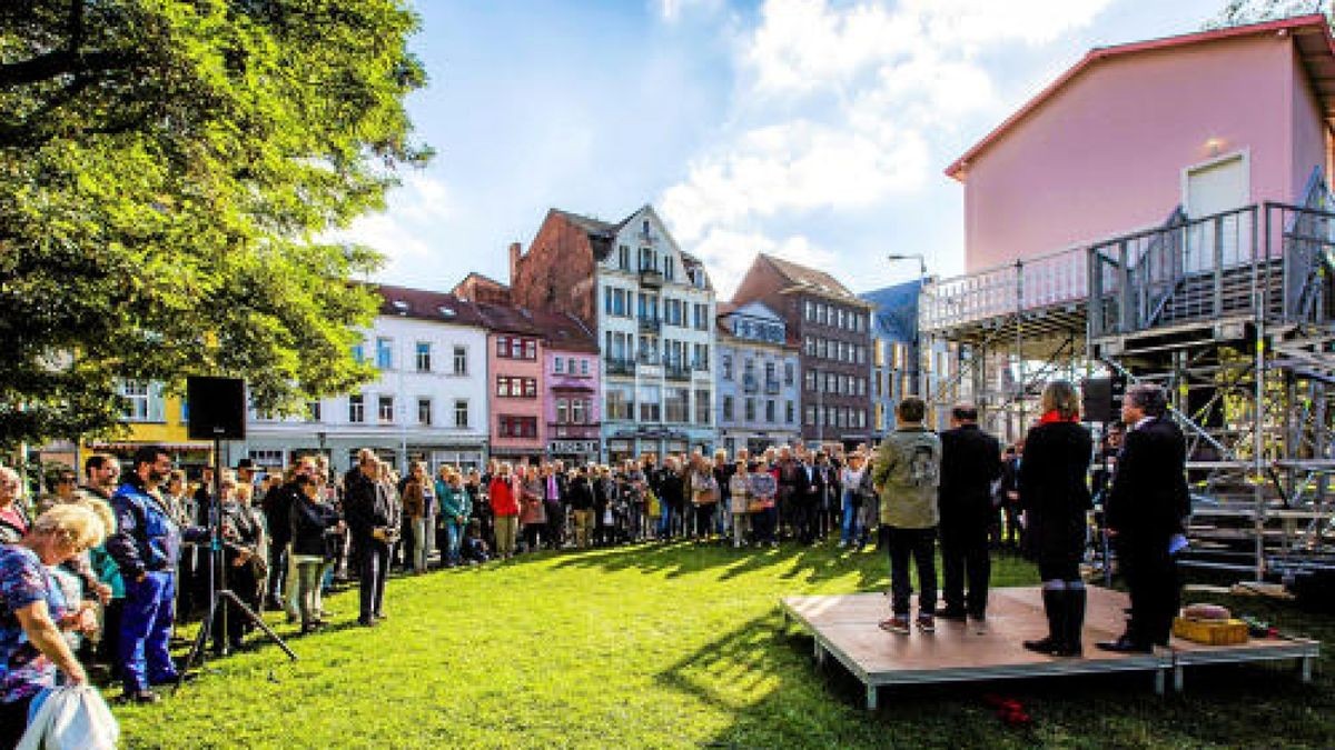 Eröffnung des Kunstprojekts In Bed with Martin Luther auf dem Karlplatz in Eisenach. Foto: Sascha Fromm