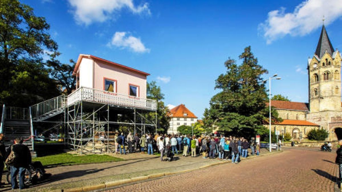 Eröffnung des Kunstprojekts In Bed with Martin Luther auf dem Karlplatz in Eisenach. Foto: Sascha Fromm