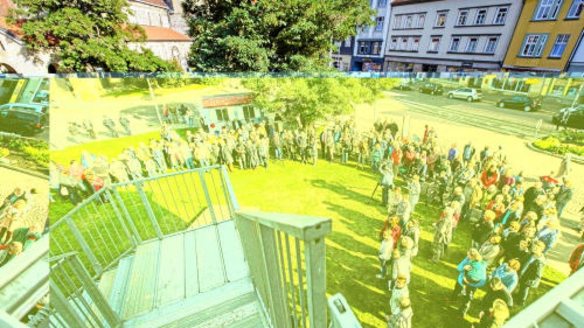 Eröffnung des Kunstprojekts In Bed with Martin Luther auf dem Karlplatz in Eisenach. Foto: Sascha Fromm