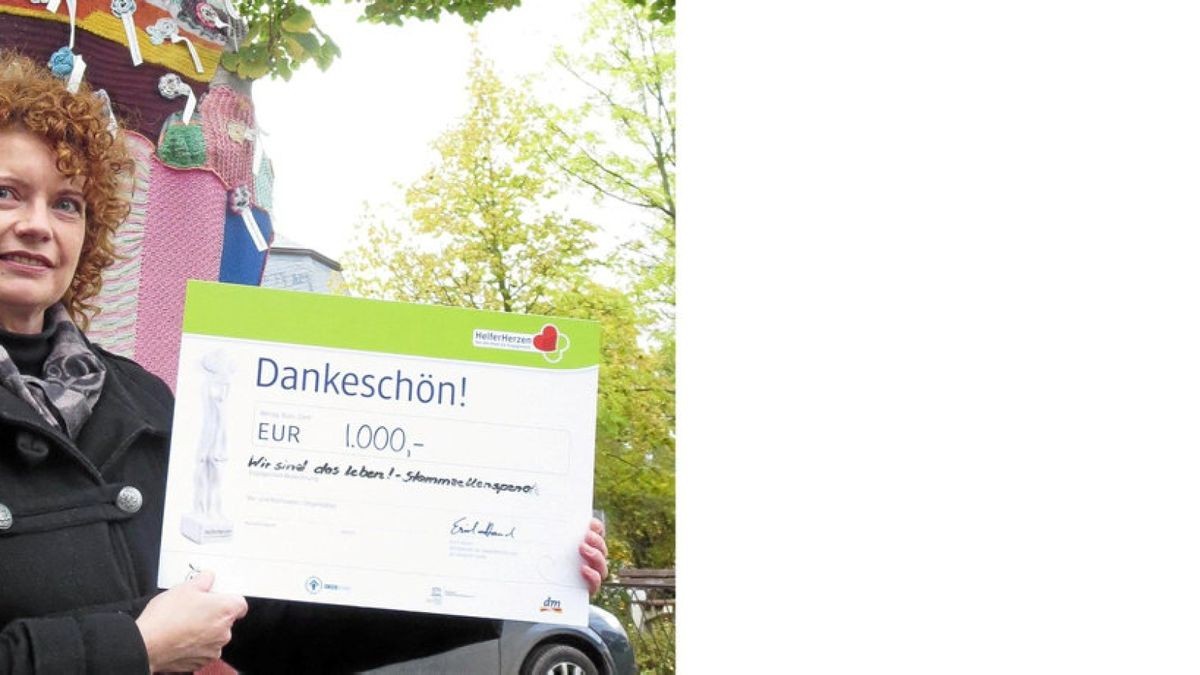 Christiane Koch aus Großrudestedt mit dem 1000-Euro-Scheck für die Initiative „Wir sind das Leben!