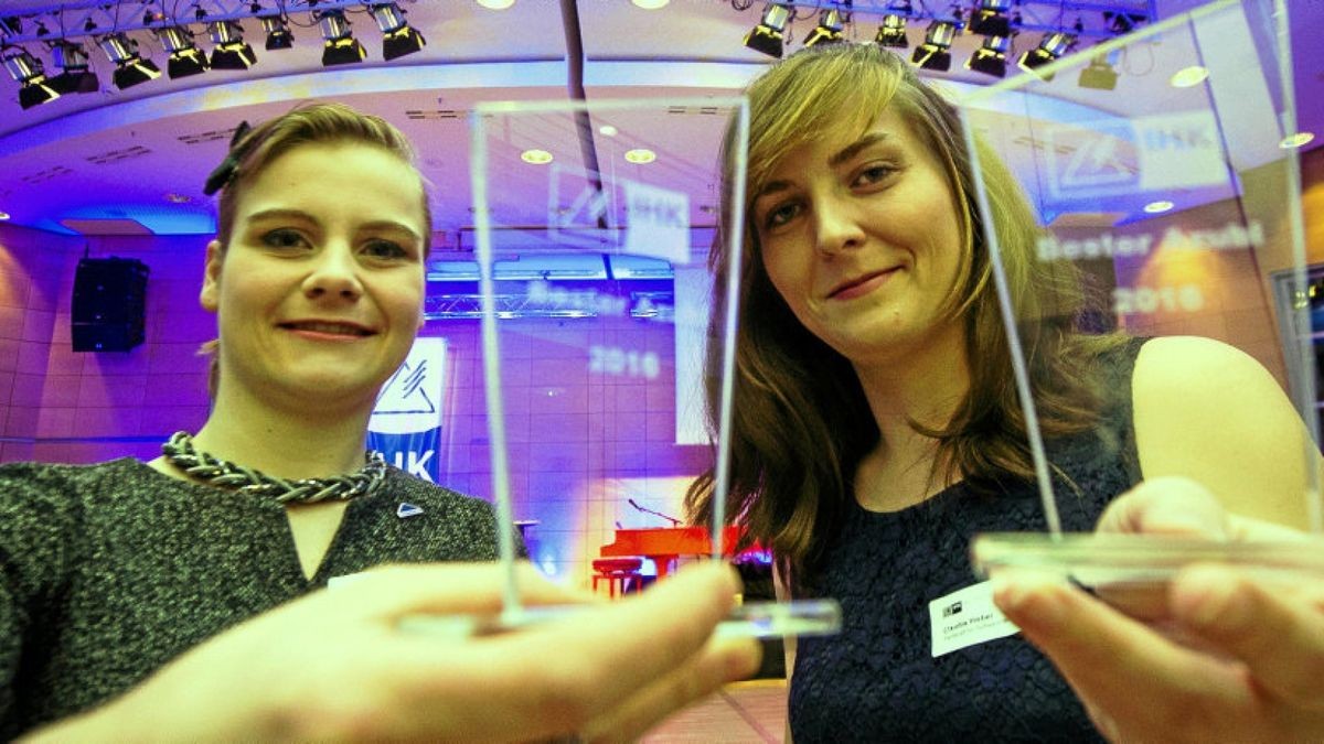 Bei der Auszeichnungsveranstaltung der Industrie- und Handelskammer Erfurt erhielten Saskia Arnhold und Claudia Hieber die Einladung zur „Bundesbesten­ehrung“ nach Berlin. Foto: Sascha Fromm