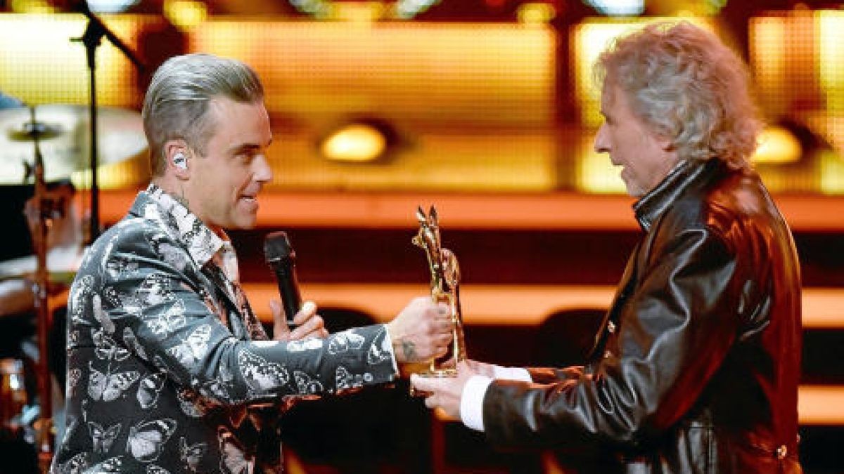 Robbie Williams erhält am 17.11.2016 in Berlin den Bambi in der Kategorie «Musik International» von Laudator Thomas Gottschalk. Der Preis wird in diesem Jahr zum 68. Mal verliehen. Foto: Clemens Bilan/dpa +++(c) dpa - Bildfunk+++