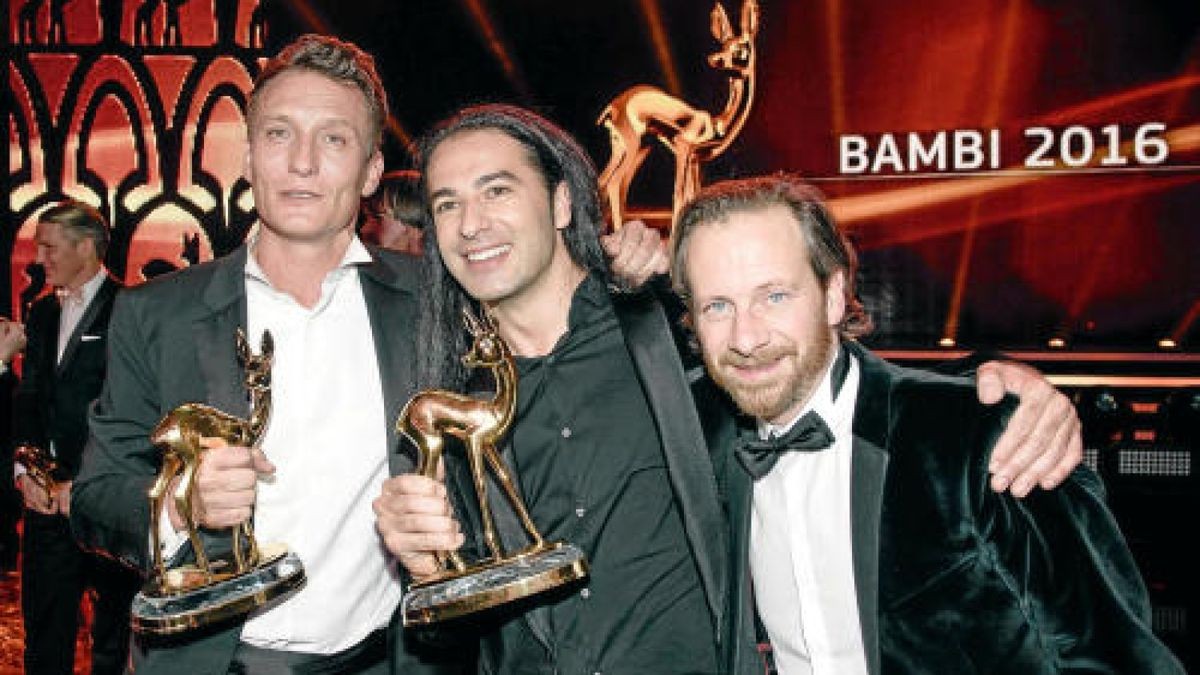 Die Preisträger Oliver Masucci (l-r), Bülent Ceylan und Fabian Busch stehen am 17.11.2016 in Berlin am Ende der Bambi-Gala auf der Bühne. Die Preise wurden in diesem Jahr zum 68. Mal verliehen. Foto: Clemens Bilan/dpa +++(c) dpa - Bildfunk+++