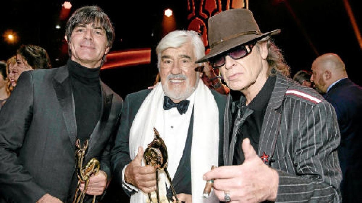 Die Preisträger Joachim Löw (l-r), Mario Adorf und Udo Lindenberg stehen am 17.11.2016 in Berlin am Ende der Bambi-Gala auf der Bühne. Die Preise wurden in diesem Jahr zum 68. Mal verliehen. Foto: Clemens Bilan/dpa +++(c) dpa - Bildfunk+++