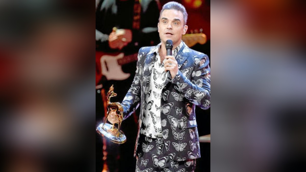 Robbie Williams erhält am 17.11.2016 in Berlin den Bambi in der Kategorie «Musik International». Der Preis wird in diesem Jahr zum 68. Mal verliehen. Foto: Clemens Bilan/dpa +++(c) dpa - Bildfunk+++