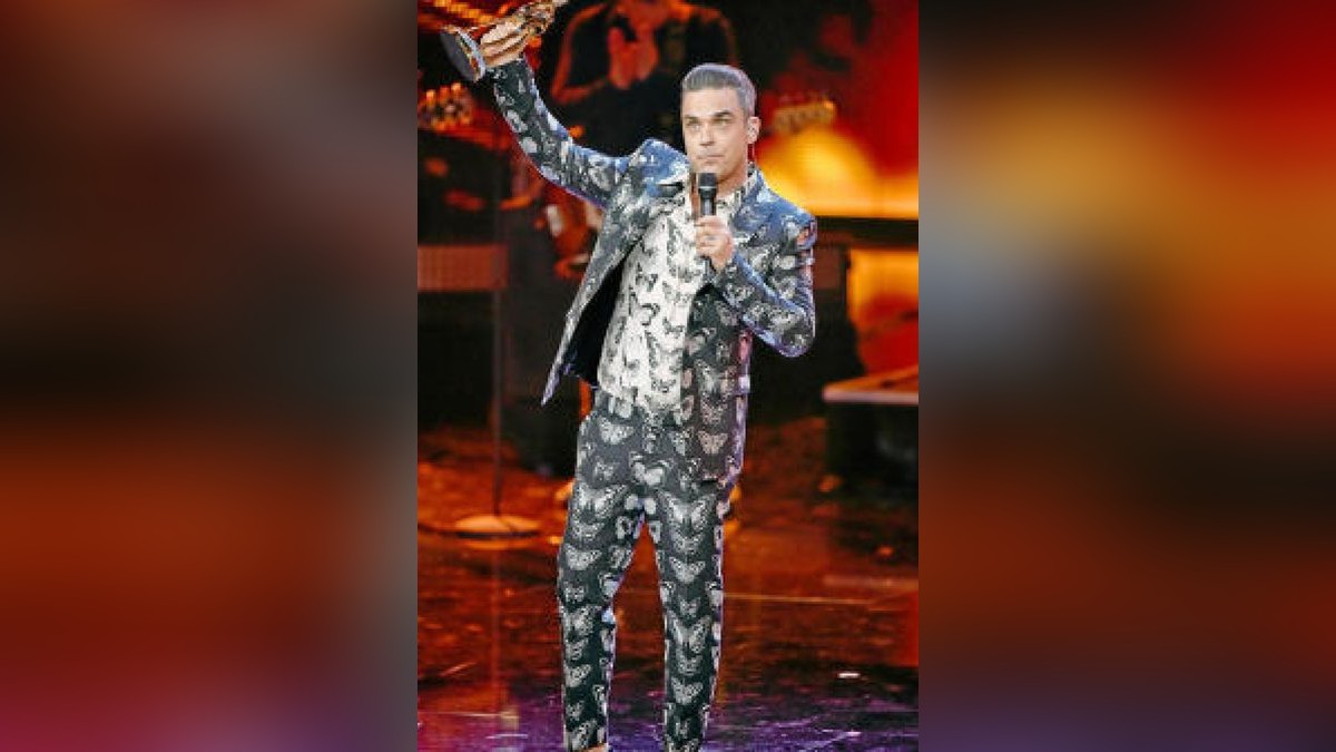 Robbie Williams erhält am 17.11.2016 in Berlin den Bambi in der Kategorie «Musik International». Der Preis wird in diesem Jahr zum 68. Mal verliehen. Foto: Clemens Bilan/dpa +++(c) dpa - Bildfunk+++