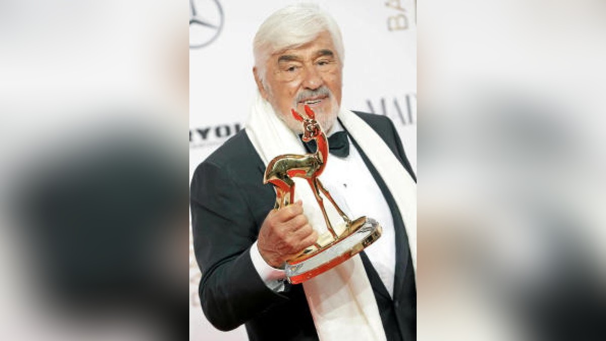 Mario Adorf präsentiert am 17.11.2016 in Berlin den Bambi in der Kategorie 