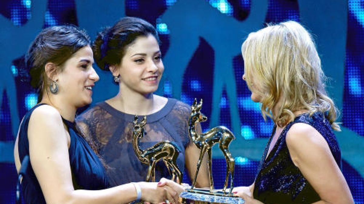 Yusra und Sarah Mardini erhalten am 17.11.2016 in Berlin den Bambi in der Kategorie «Stille Helden» von Laudatorin Anja Reschke. Der Preis wird in diesem Jahr zum 68. Mal verliehen. Foto: Clemens Bilan/dpa +++(c) dpa - Bildfunk+++